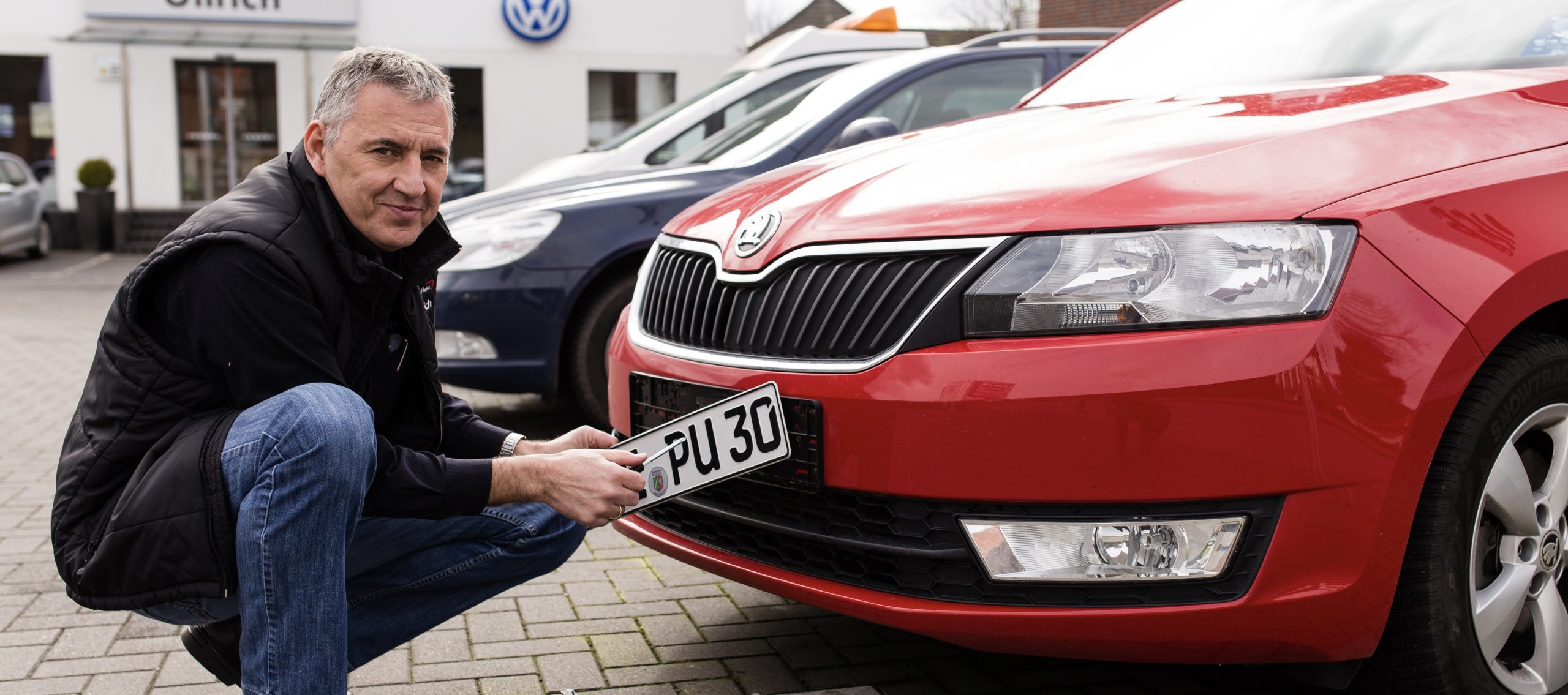 Peter Ullrich vor einem Auto